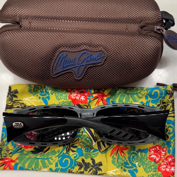 Maui Jim Polarized 3M Black Sunglasses with Floral Case - Picture 4 of 7